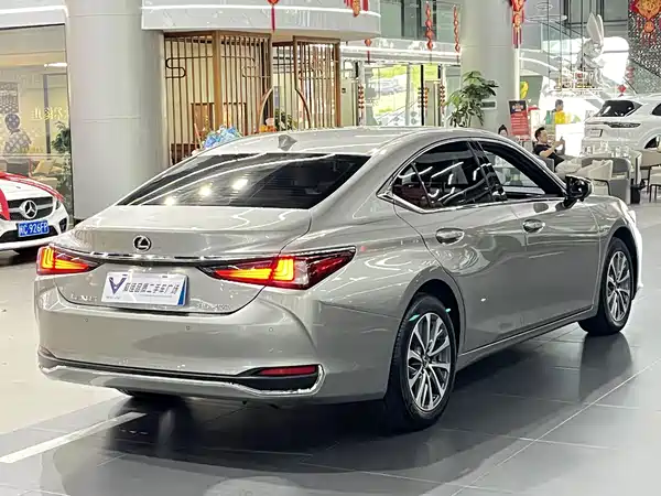 Lexus ES 2024