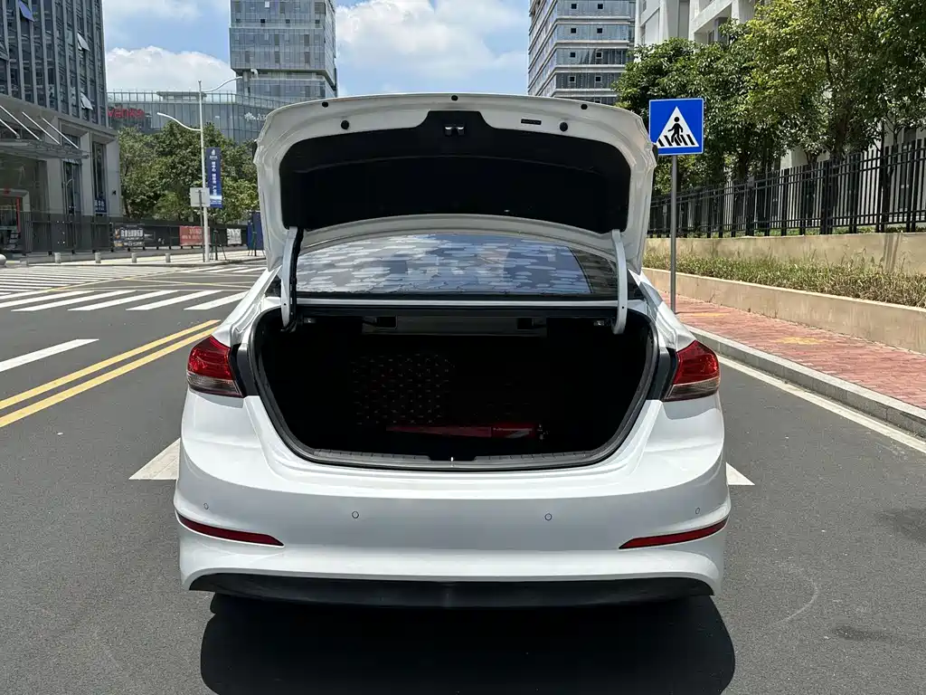 Hyundai Elantra 2020 — фото 10