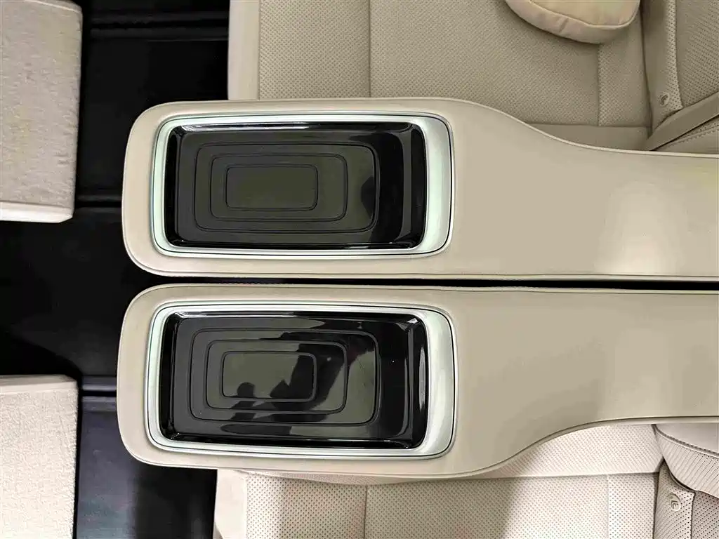 Mercedes-Benz V-Class 2023 — фото 23