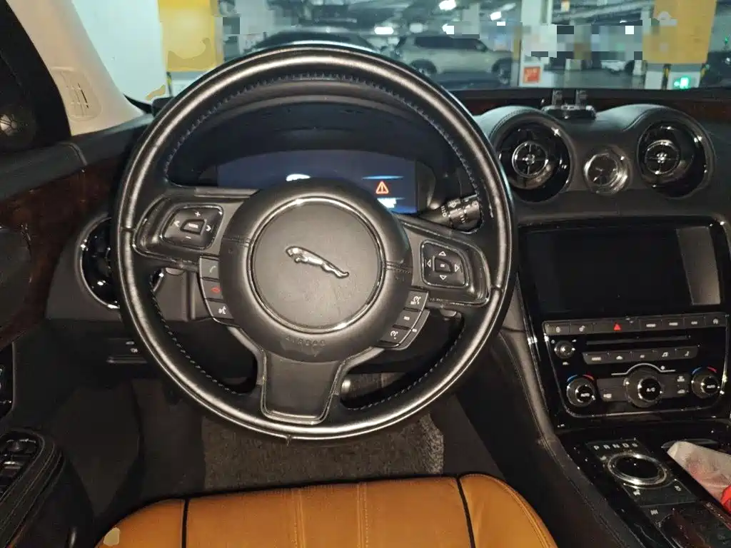 Jaguar XJ 2015 — фото 11