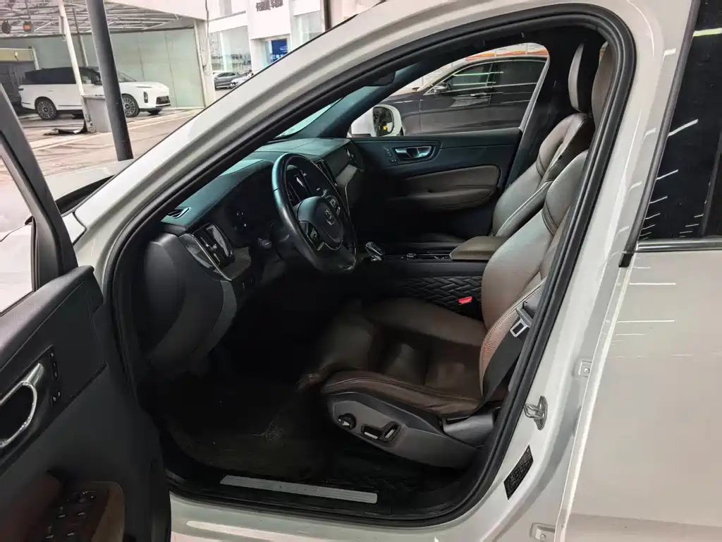 Volvo XC60 2022 — фото 3