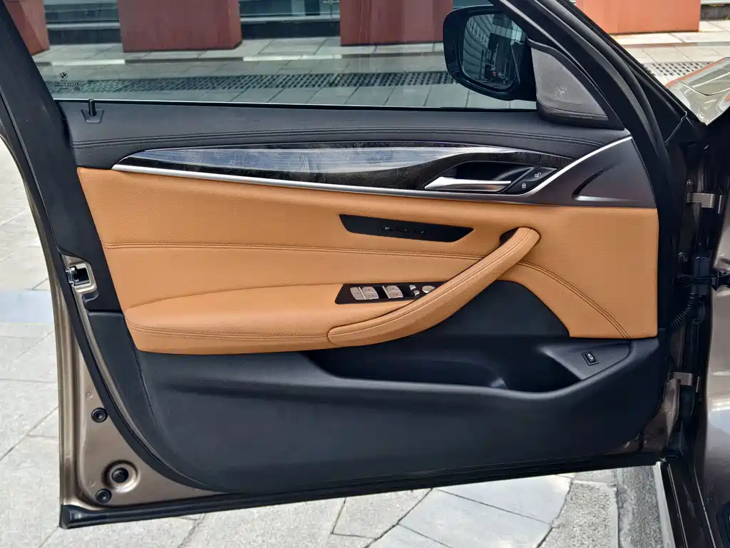 BMW 5 Series 2018 — фото 18
