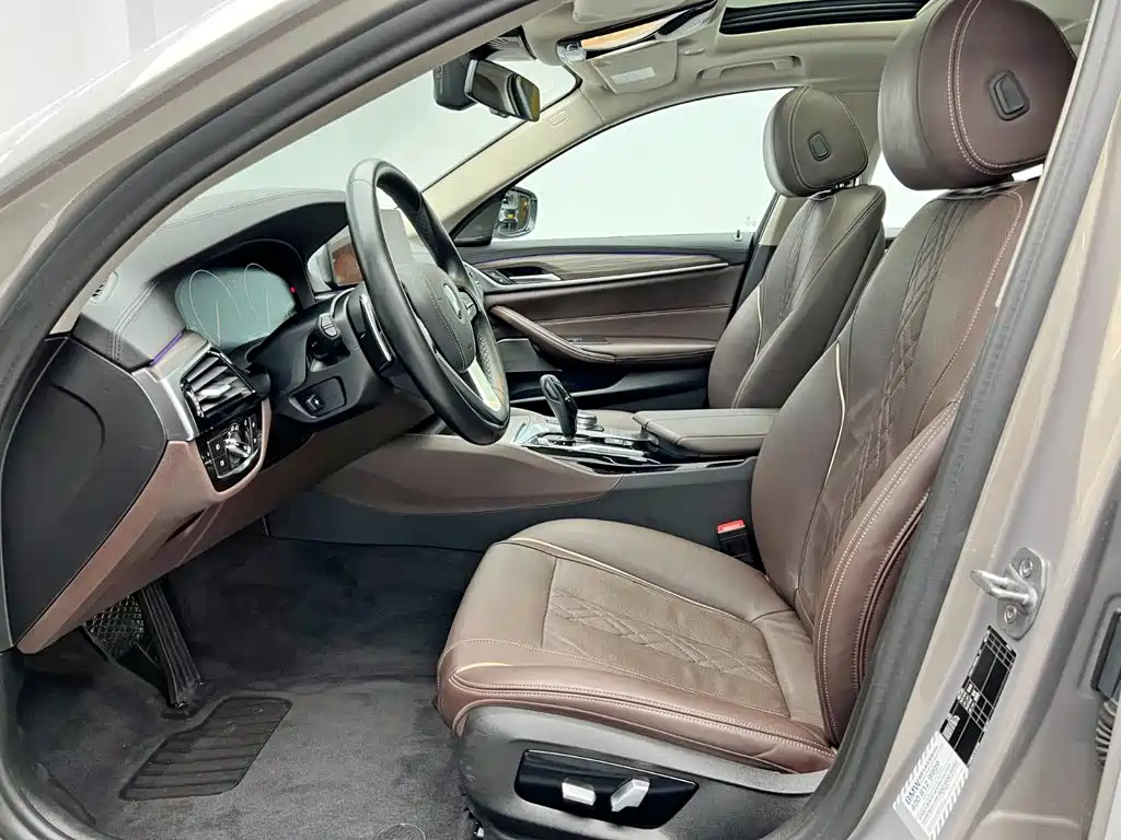 BMW 5 Series 2019 — фото 15