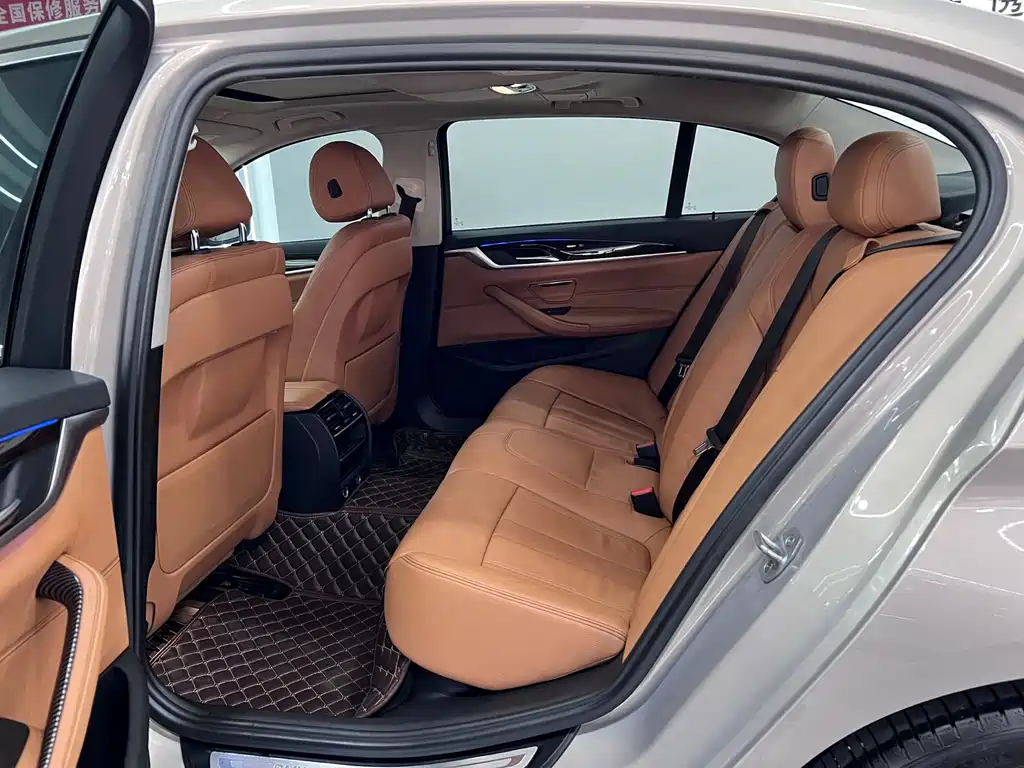 BMW 5 Series 2017 — фото 10