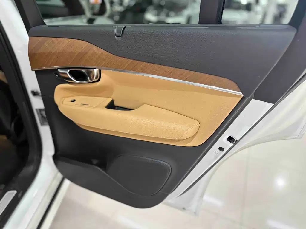 Volvo XC90 2019 — фото 13