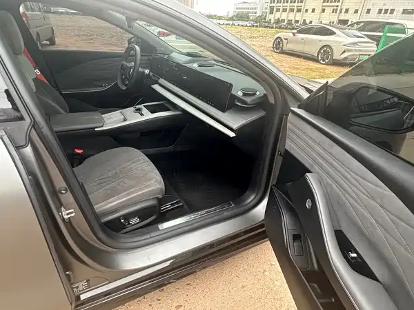 Geely Galaxy E8 2024