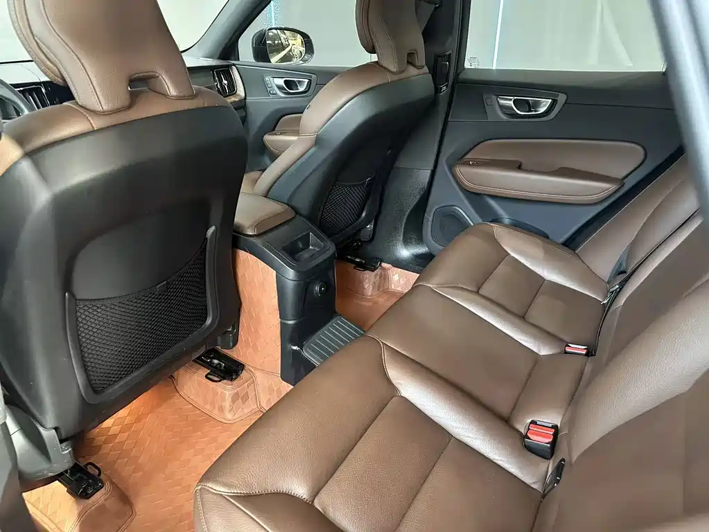 Volvo XC60 Plug-In Hybrid 2023 — фото 11