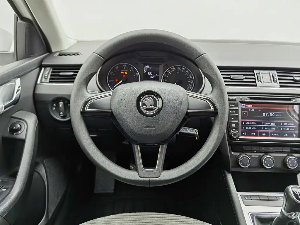 Skoda Octavia 2017 — фото 11
