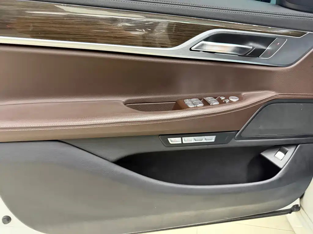 BMW 7 Series 2016 — фото 16