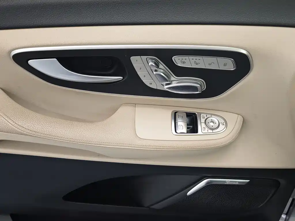 Mercedes-Benz V-Class 2022 — фото 16
