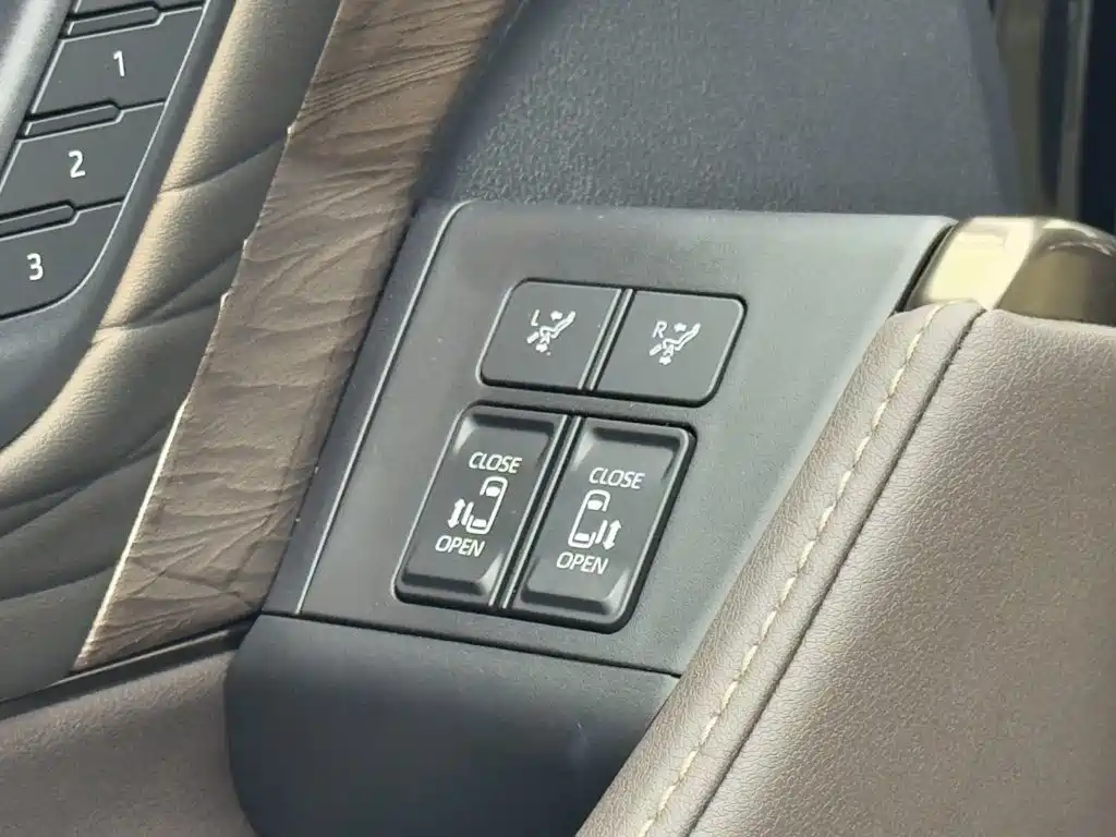 Toyota Alphard 2024 — фото 19