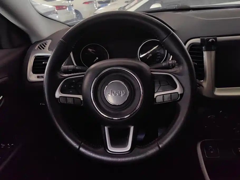 Jeep Compass 2017 — фото 15