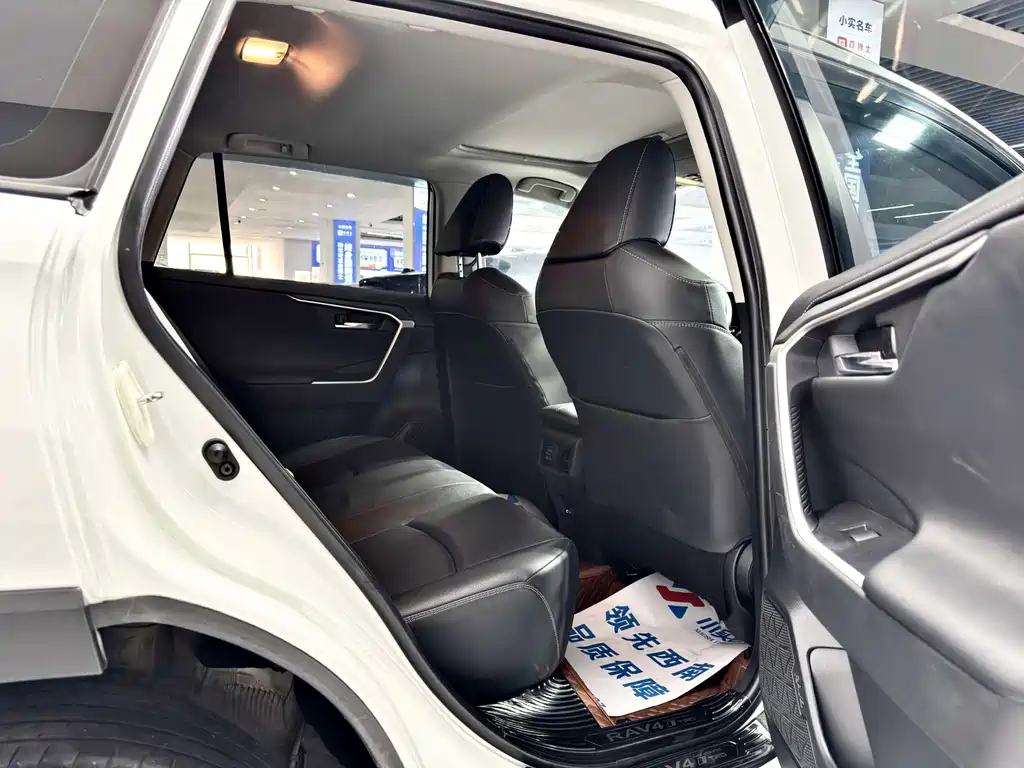 Toyota RAV4 2022 — фото 11