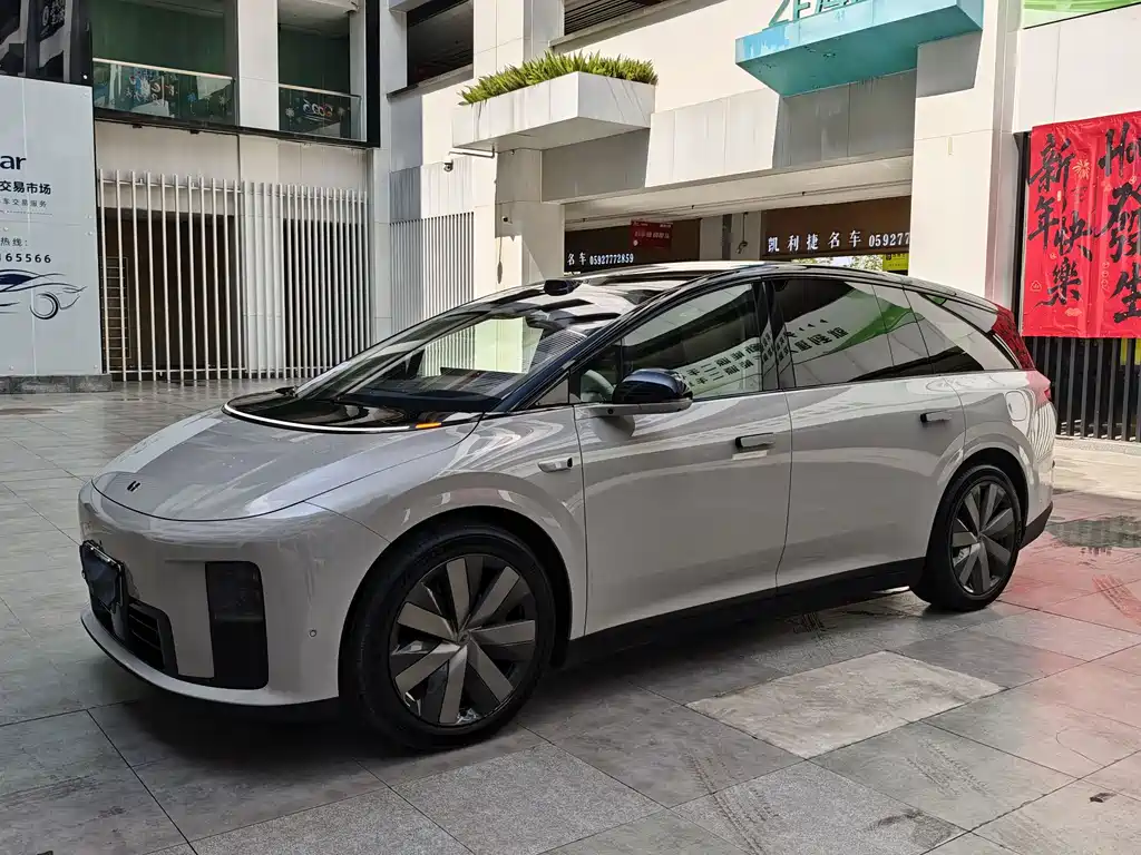 Li Auto i8 2025