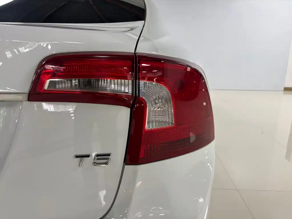 Volvo S60 2015 — фото 13