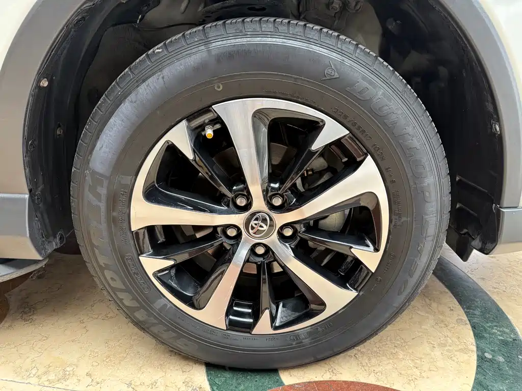 Toyota RAV4 2018 — фото 10
