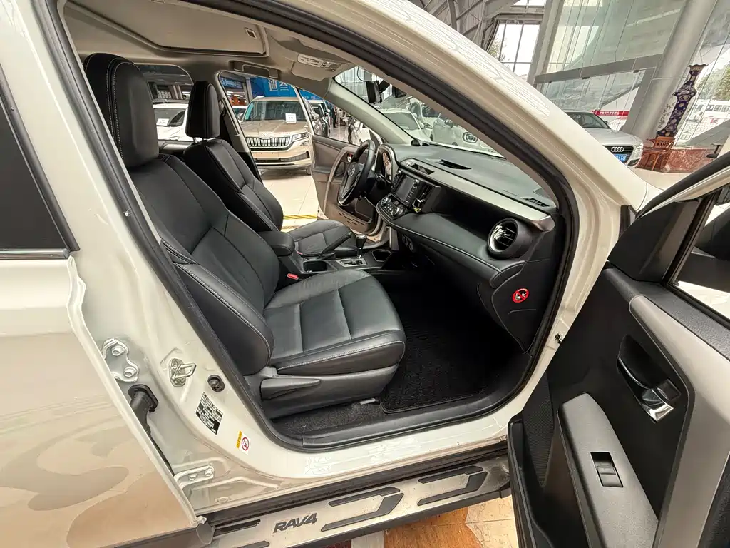 Toyota RAV4 2018 — фото 13