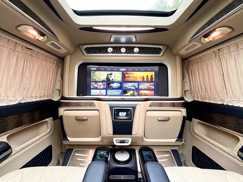 Mercedes-Benz V-Class 2022 — фото 17
