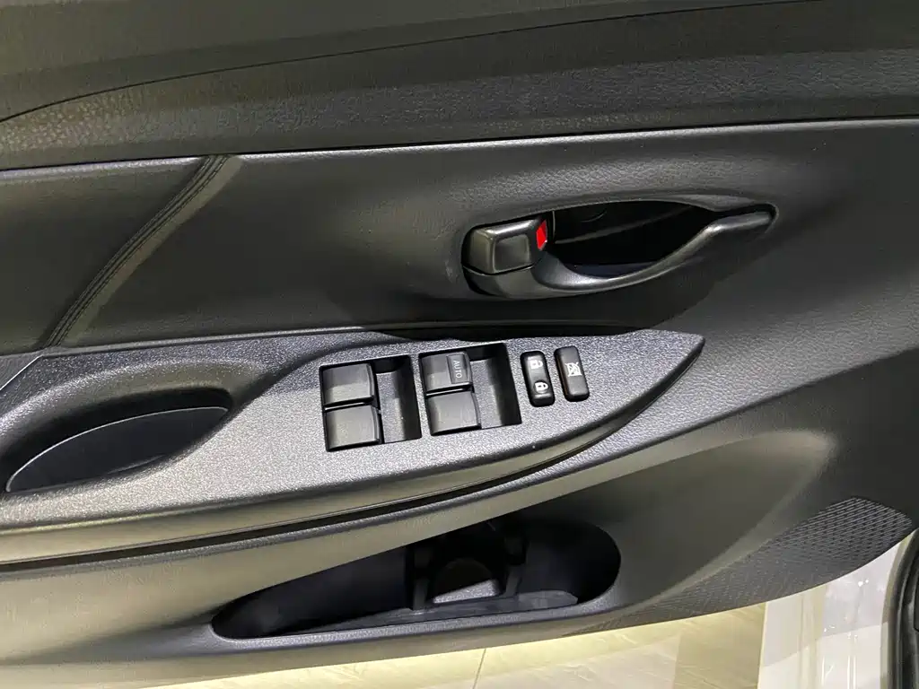 Toyota Yaris L 2023 — фото 15