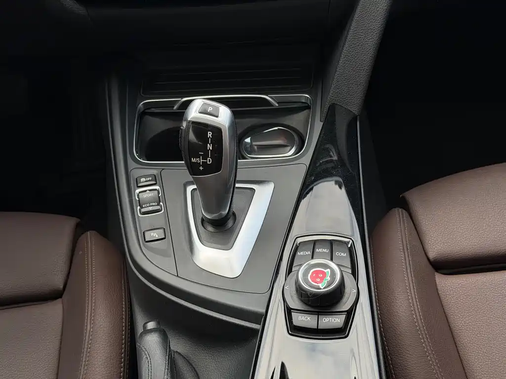 BMW 3 Series 2018 — фото 12