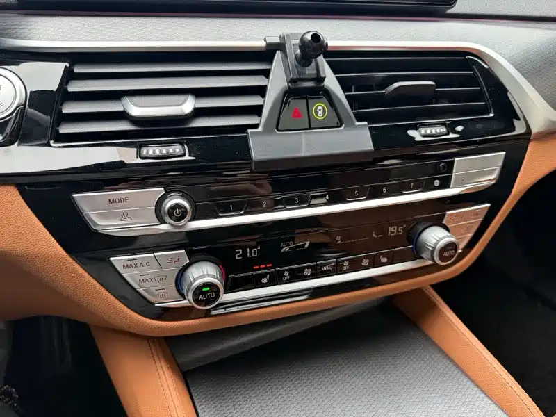 BMW 5 Series 2021 — фото 10