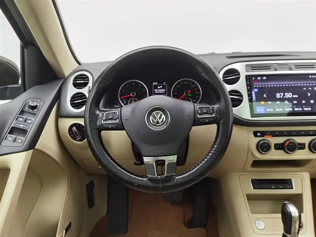 Volkswagen Tiguan 2015 — фото 11