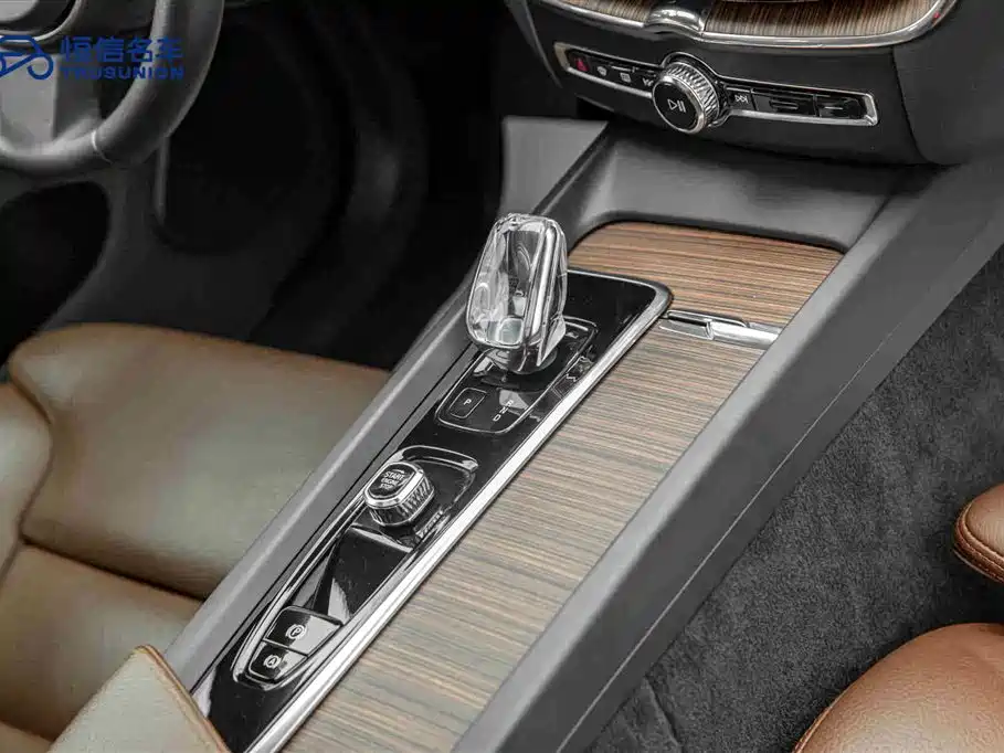 Volvo XC60 2022 — фото 19