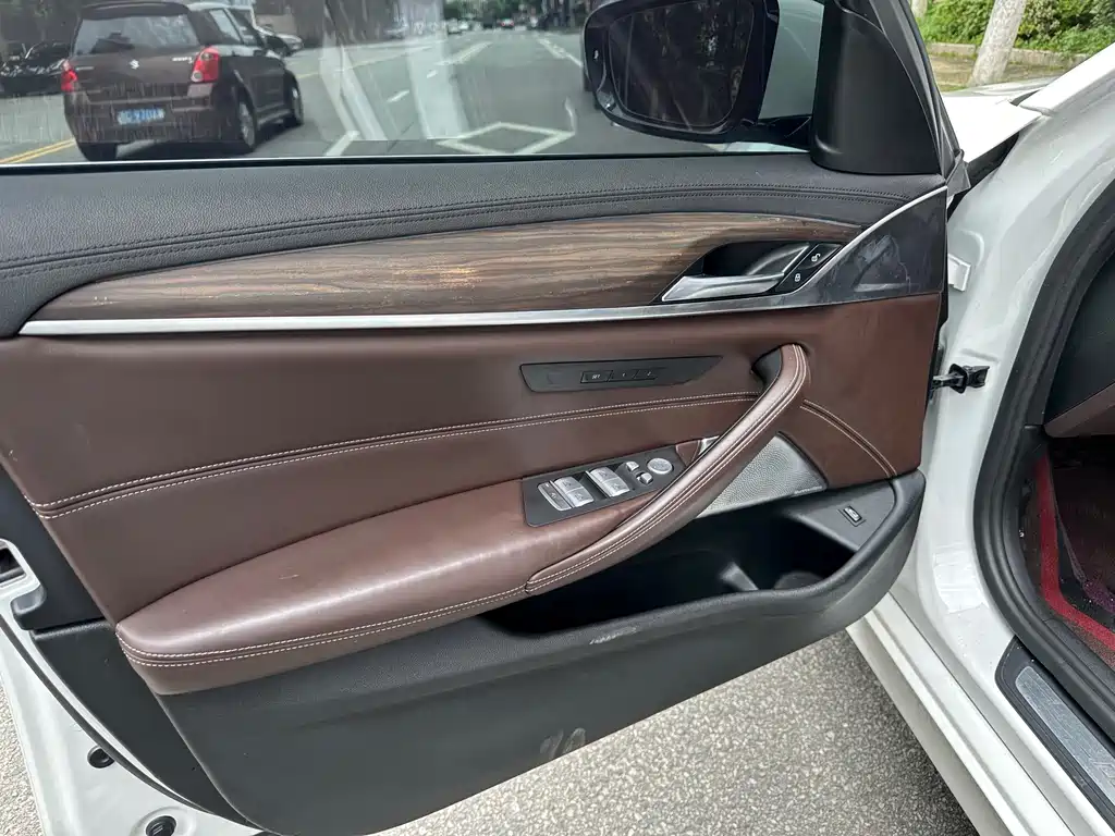 BMW 5 Series 2018 — фото 13
