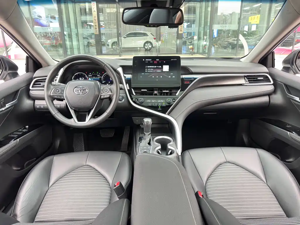 Toyota Camry 2023 — фото 14