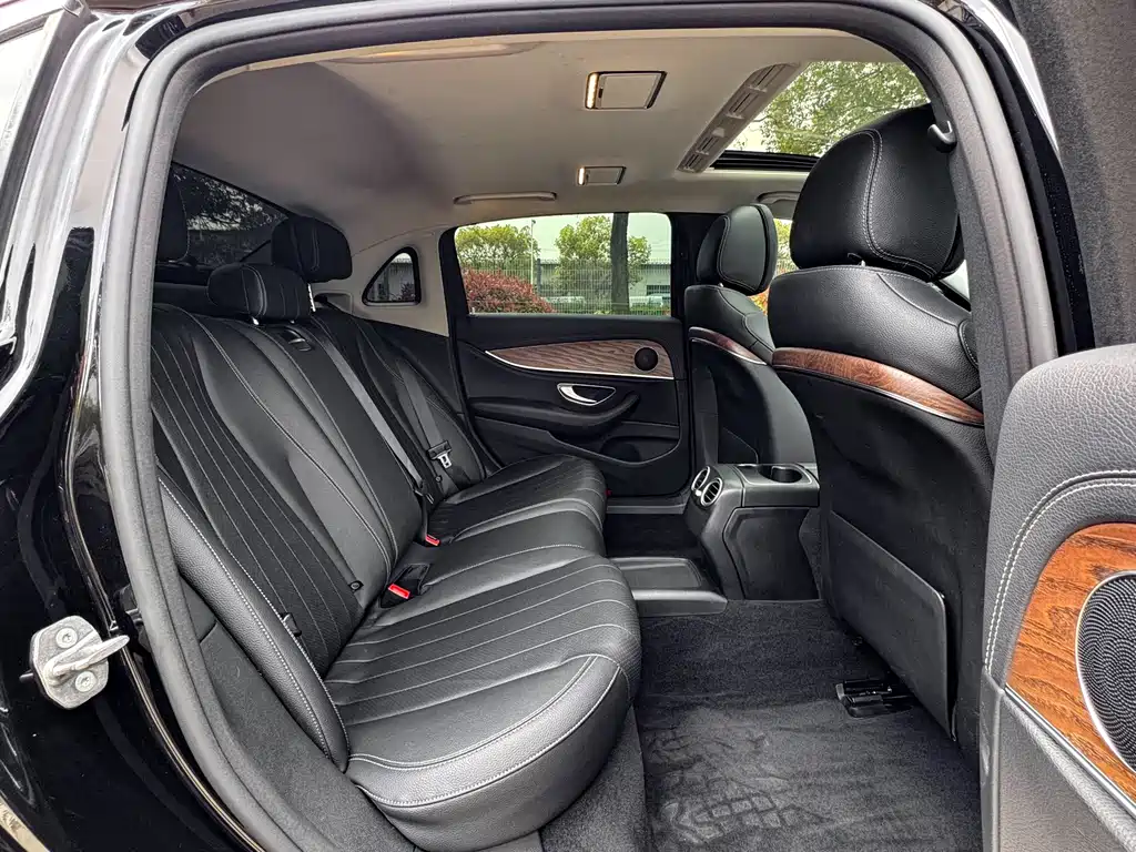 Mercedes-Benz E-Class 2019 — фото 17