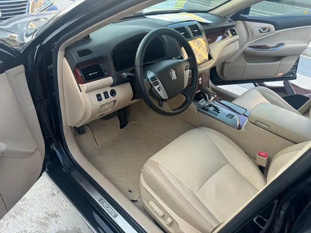 Toyota Crown 2014 — фото 11