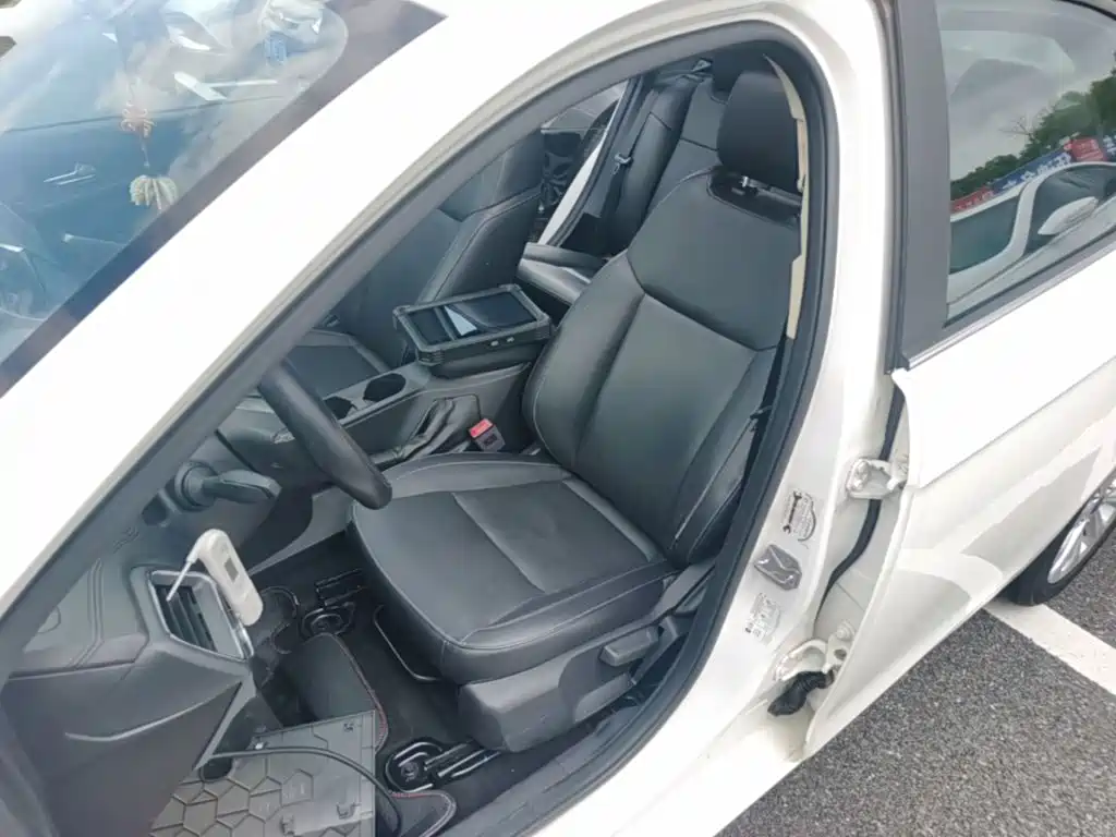 Ford Escort 2015 — фото 15