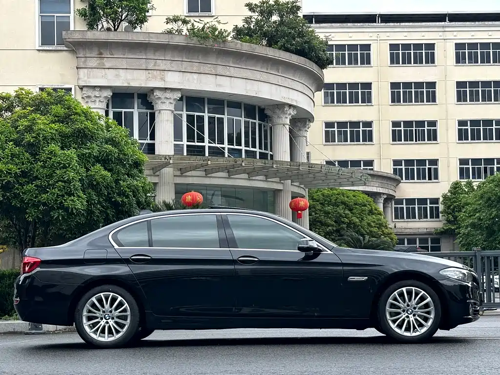 BMW 5 Series 2017 — фото 8