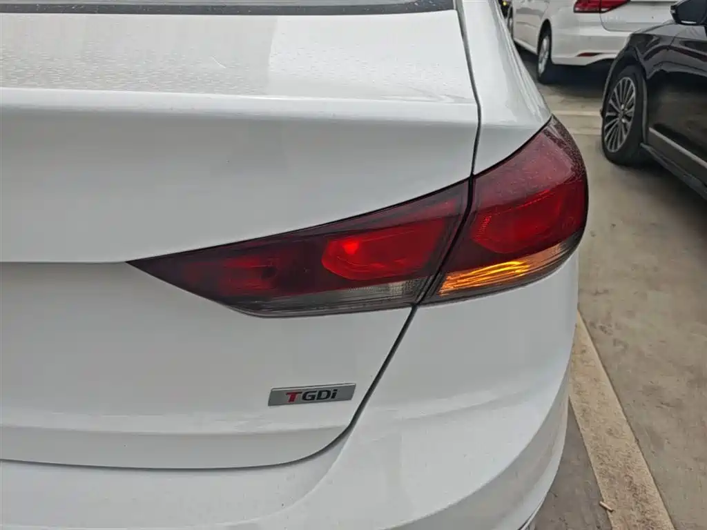 Hyundai Elantra 2018 — фото 8