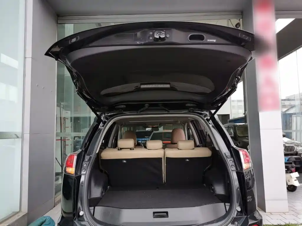 Toyota RAV4 2017 — фото 19