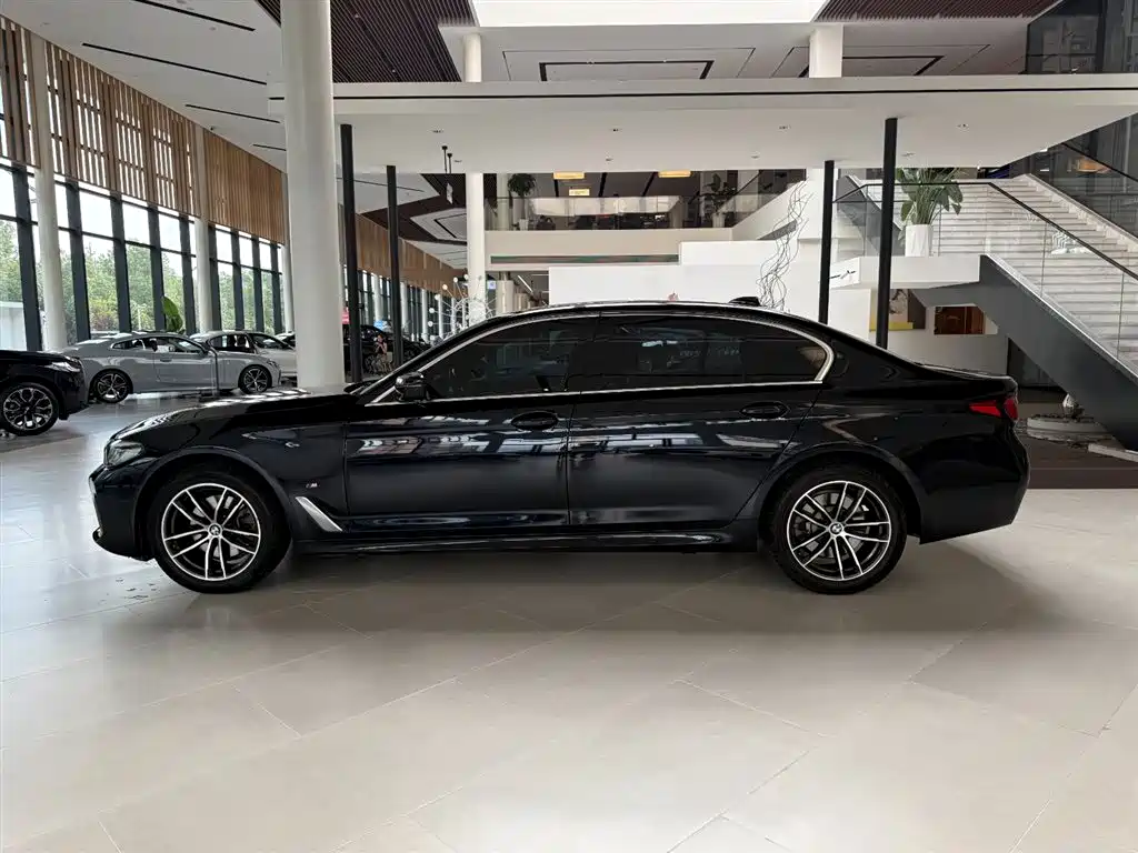 BMW 5 Series 2023 — фото 15
