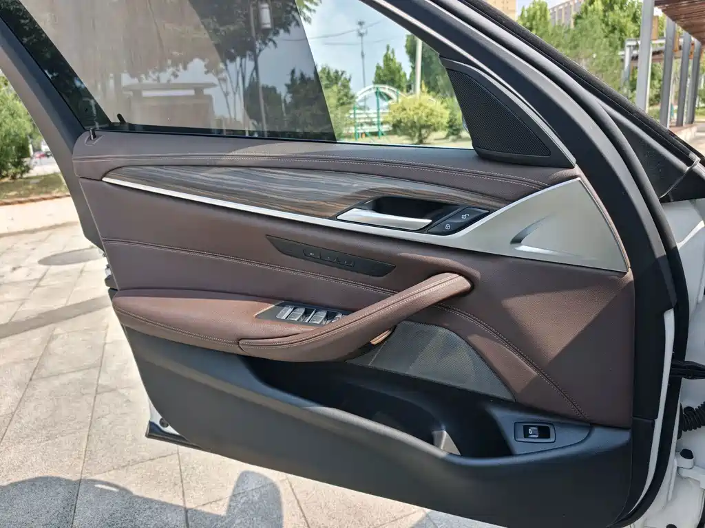BMW 5 Series 2021 — фото 18
