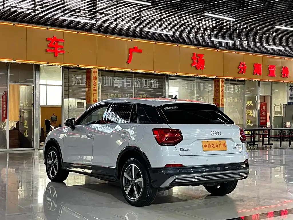 Audi Q2L e-tron 2020 — фото 6