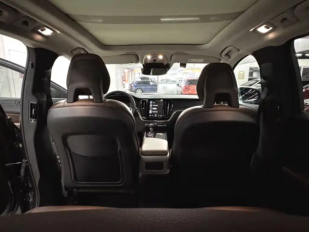 Volvo XC60 2018 — фото 16