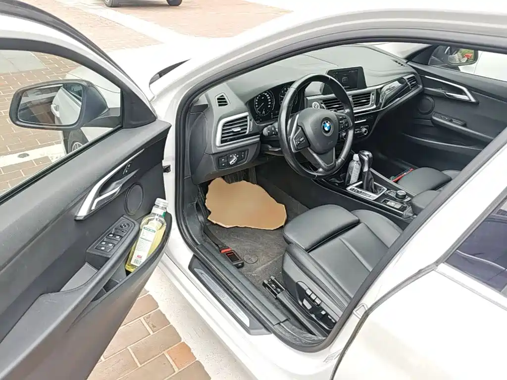 BMW 1 Series 2018 — фото 16