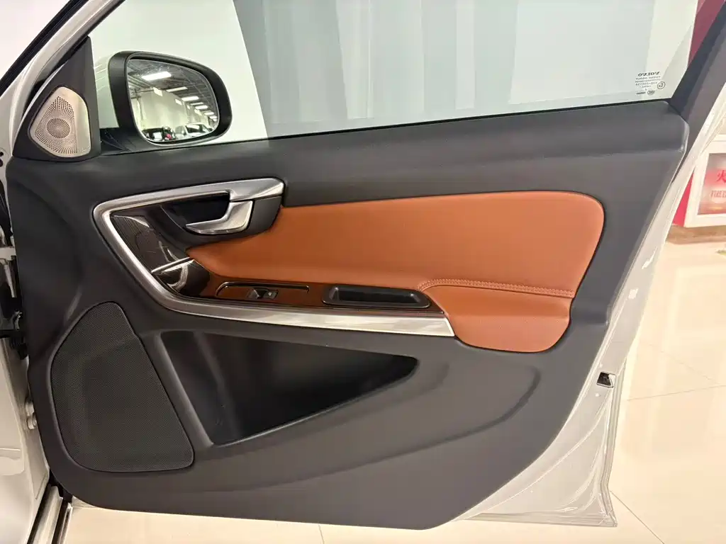 Volvo S60 2015 — фото 11