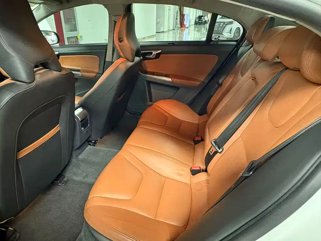 Volvo S60 2015 — фото 19