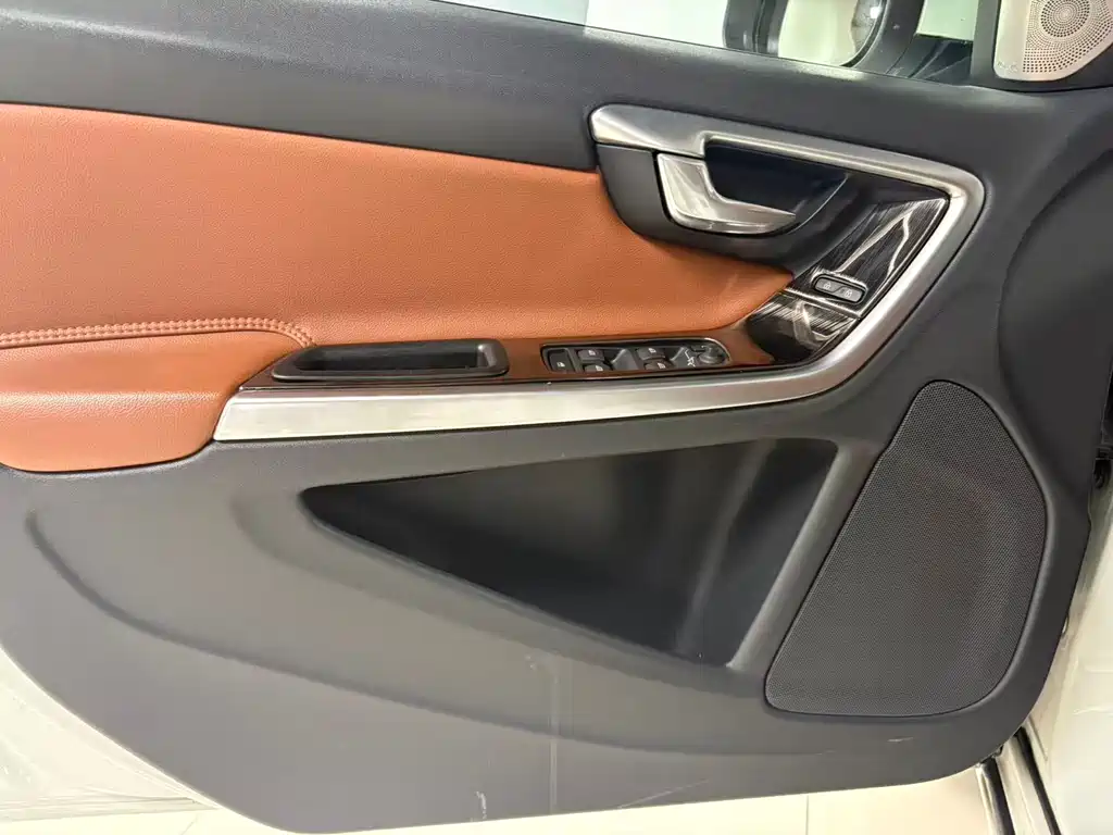 Volvo S60 2015 — фото 25
