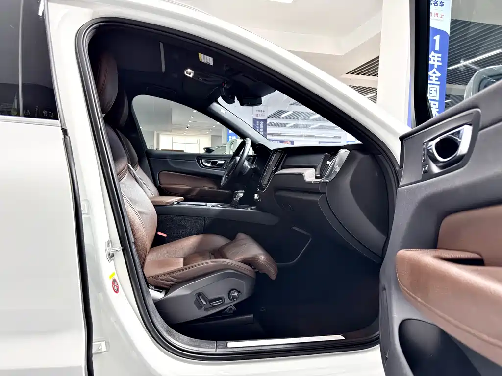 Volvo XC60 2020 — фото 13