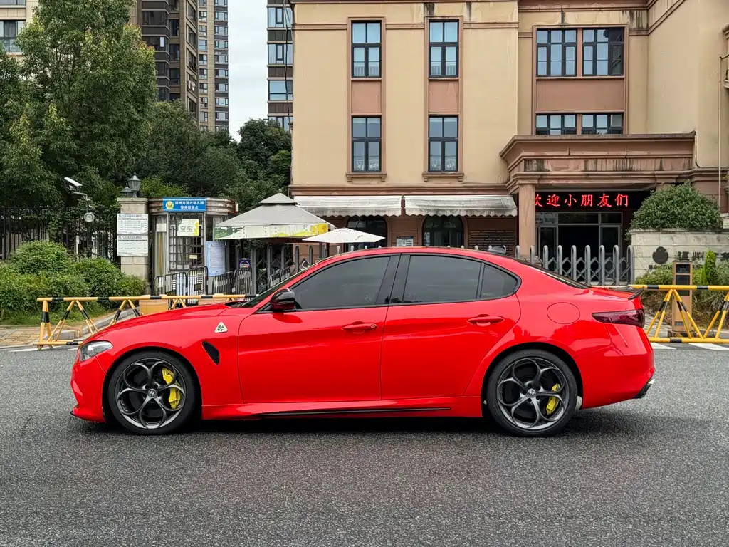 Alfa Romeo Giulia 2017 — фото 16