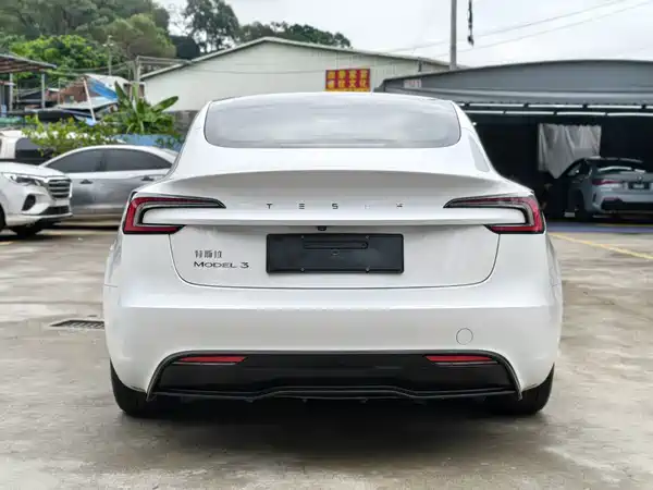 Tesla Model 3 2024