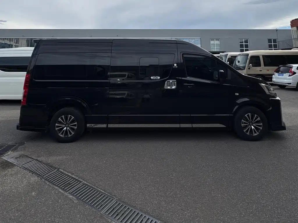 Toyota Hiace 2023 — фото 5