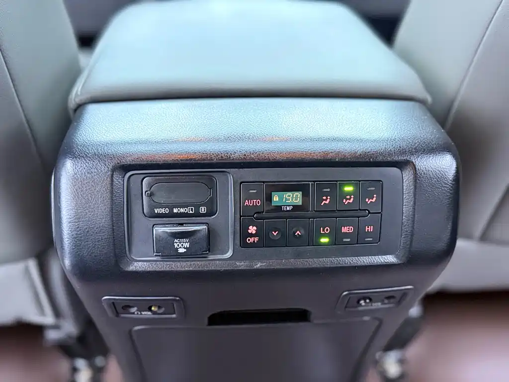 Toyota Sequoia 2011 — фото 16