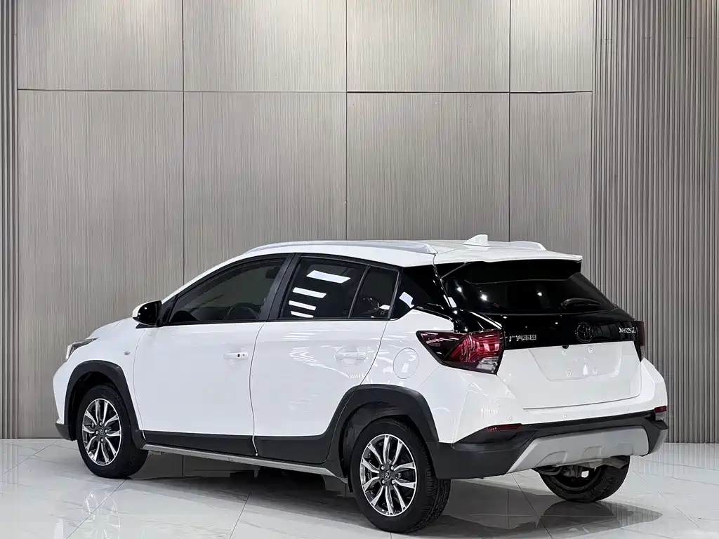 Toyota Yaris L 2022 — фото 9