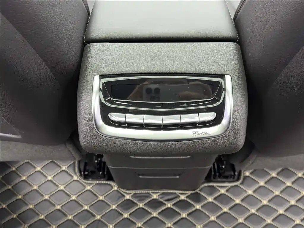 Cadillac XT6 2022 — фото 11